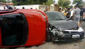 Carro tombou após colisão