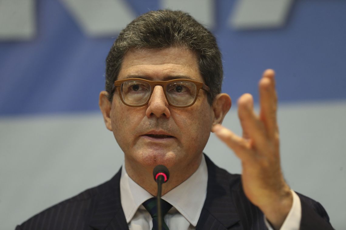 O presidente do BNDES, Joaquim Levy, pediu desligamento do cargo neste domingo.