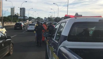 Guarda Civil Municipal evita que homem caísse da ponte Juscelino Kubtschek.