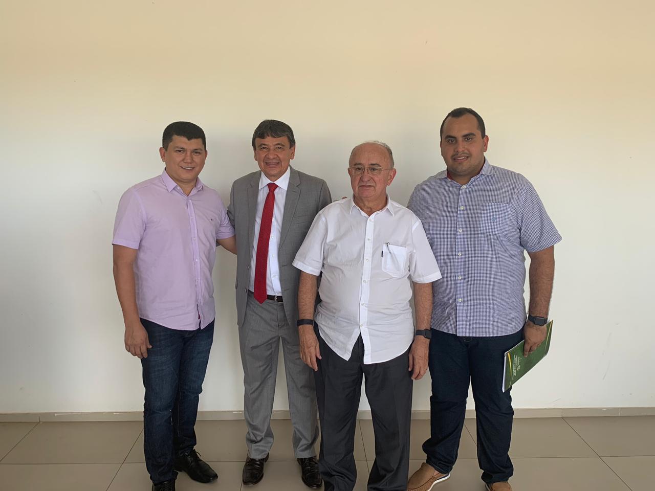 Prefeito de Cocal, governador do Piauí e deputados reunidos.