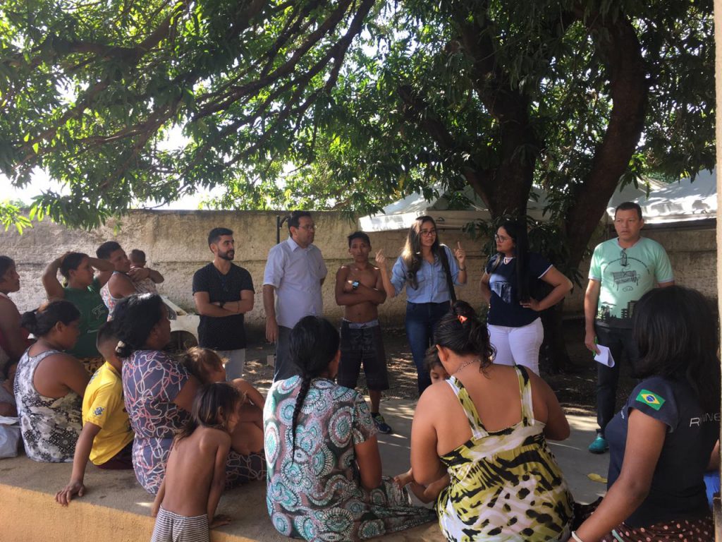 Representantes da Semcaspi estiveram no abrigo para dialogar com os venezuelanos.