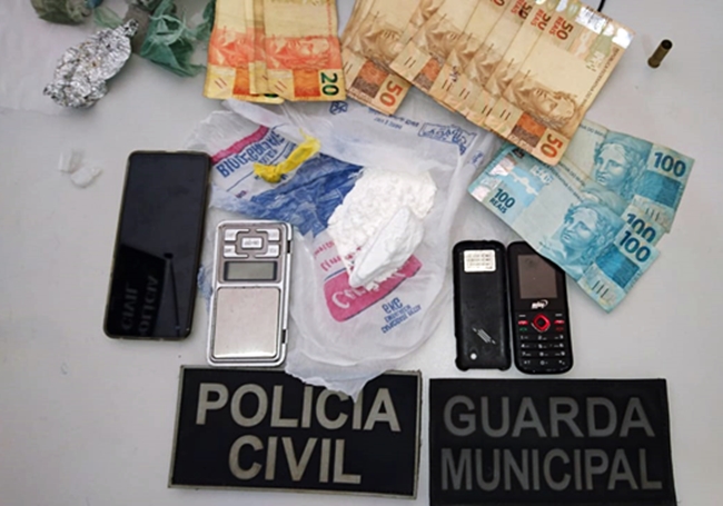 Material apreendido pela Polícia Civil.