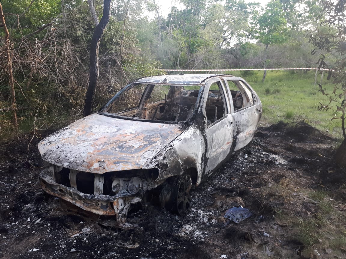 Carro incendiado com a vítima