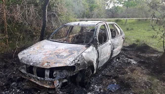 Carro incendiado com a vítima