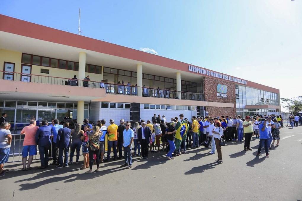 Público esperando pelo presidente no aeroporto