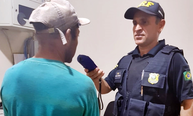 PRF prende duas pessoas por dirigem alcoolizadas na BR 316.