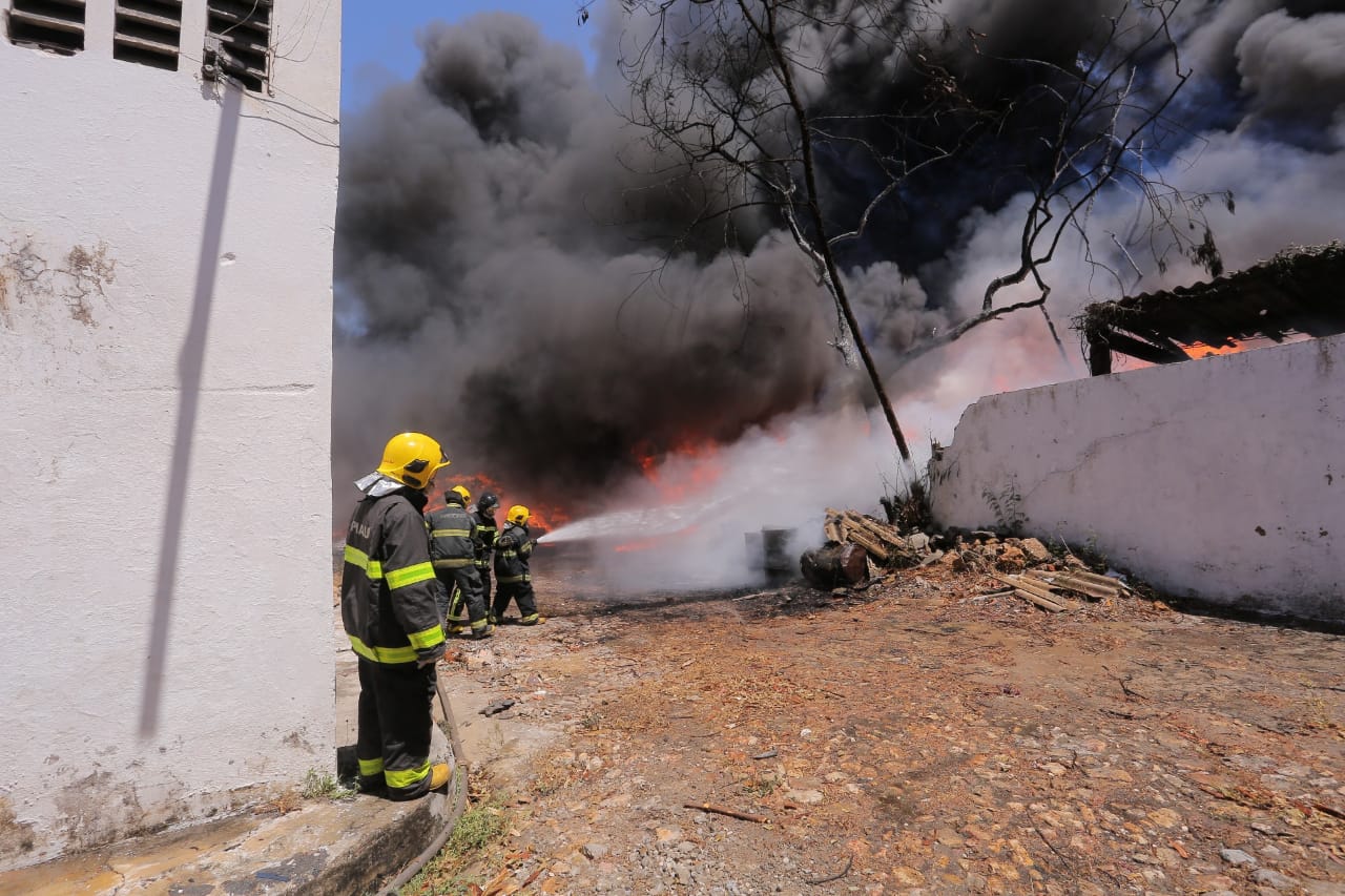 Chamas continuam no local