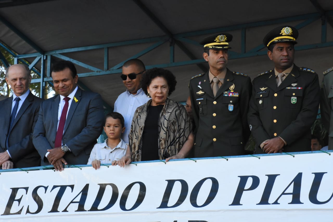 A vice-governadora Regina Sousa e secretários estaduais estiveram presentes no evento cívico.