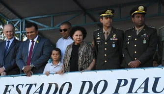 A vice-governadora Regina Sousa e secretários estaduais estiveram presentes no evento cívico.