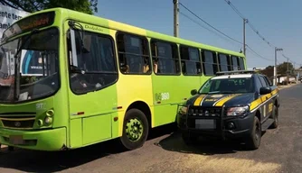 Ônibus coletivo apreendido pela PRF.