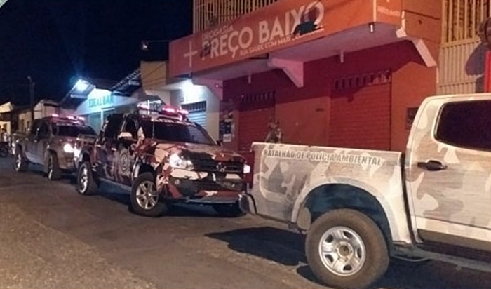 Policiais realizando diligências no local.