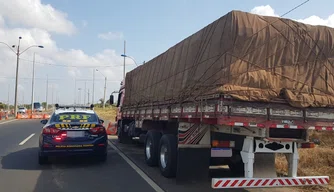 Carregamento e veículo apreendidos.