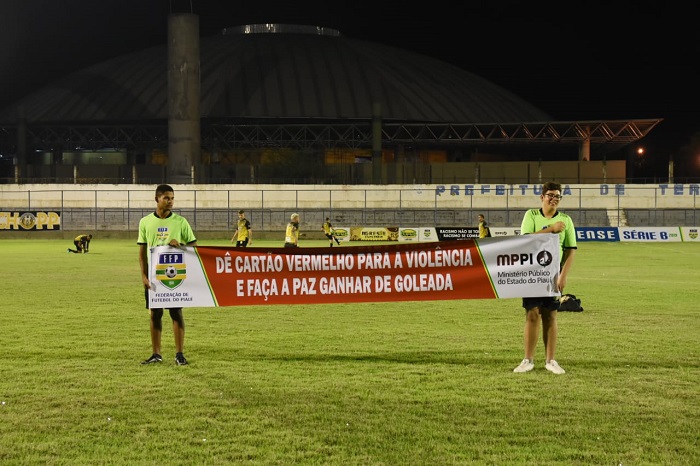 Atletas seguraram faixas com frases de combate à violência.