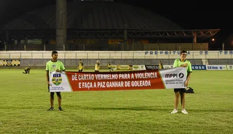 Atletas seguraram faixas com frases de combate à violência.