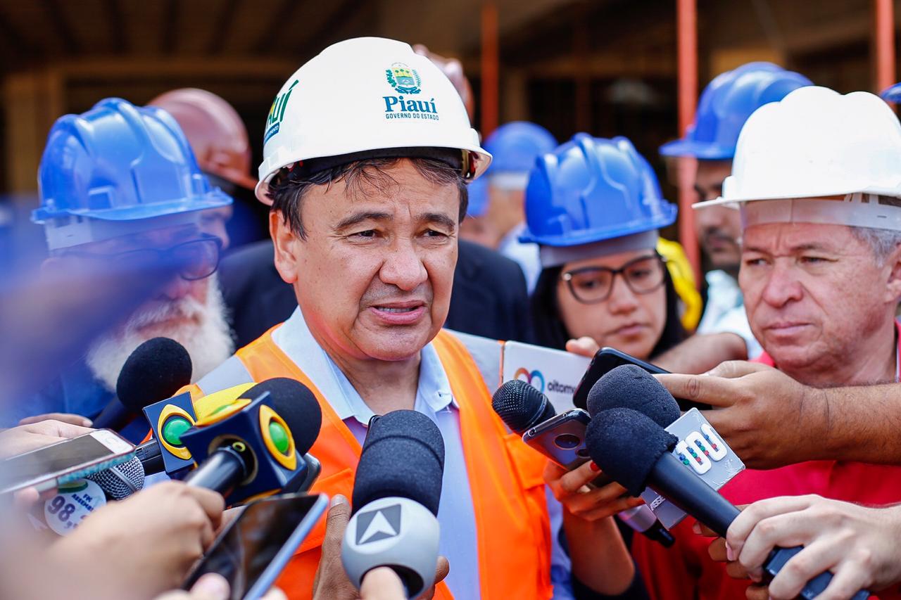 Governador Wellington Dias em visita às obras da nova maternidade de Teresina.