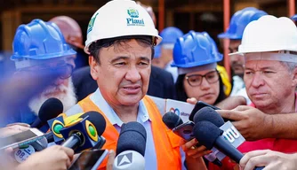 Governador Wellington Dias em visita às obras da nova maternidade de Teresina.