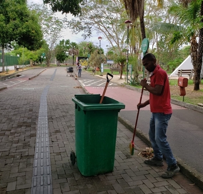 Serviços de limpeza no Parque Potycabana, zona Leste de Teresina.