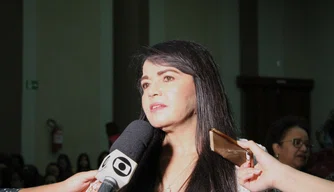 Deputada Teresa Britto em audiência pública sobre a situação da UESPI.