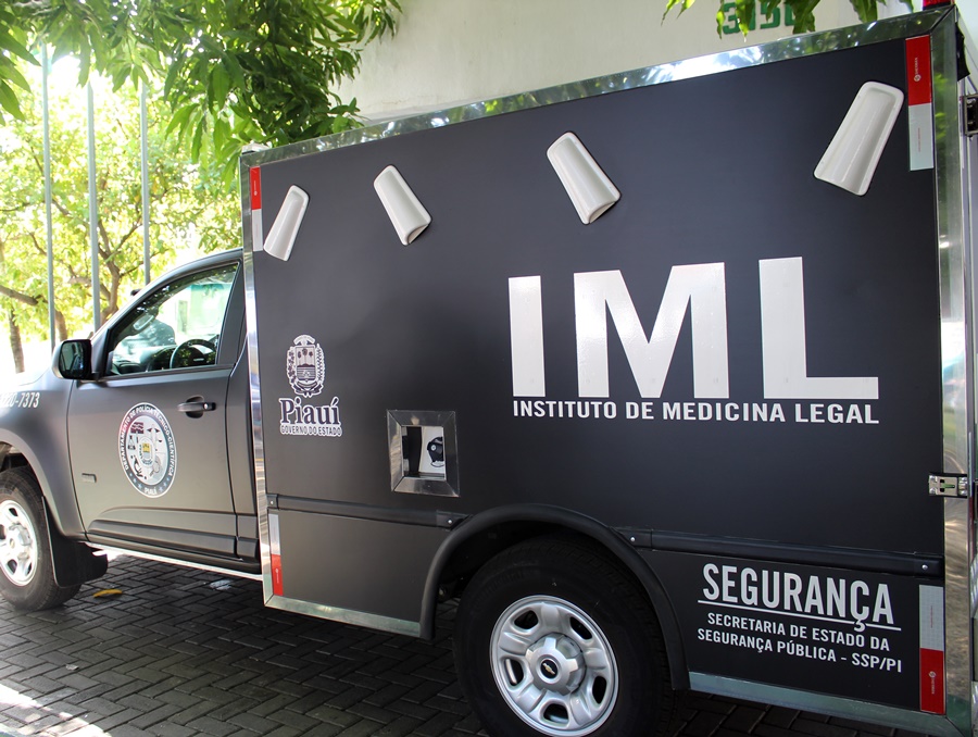 Carro do IML.