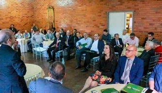 Bancada federal do Piauí em reunião na Alepi sobre terras em litígio.