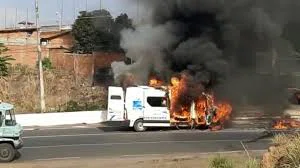 O incêndio no veículo aconteceu na tarde desta segunda-feira (21).