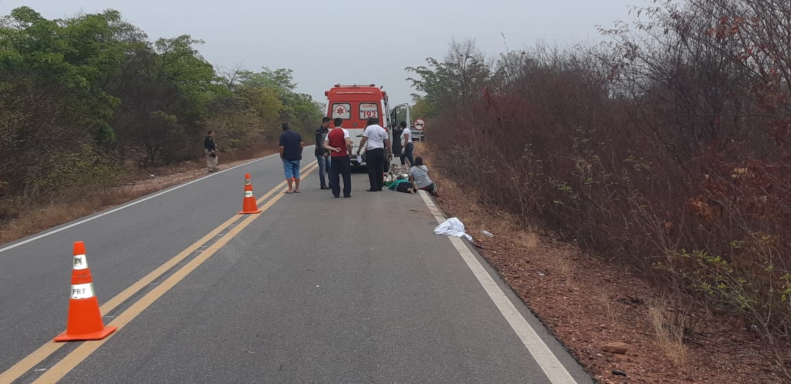 Ambulância estão no local socorrendo vítimas.