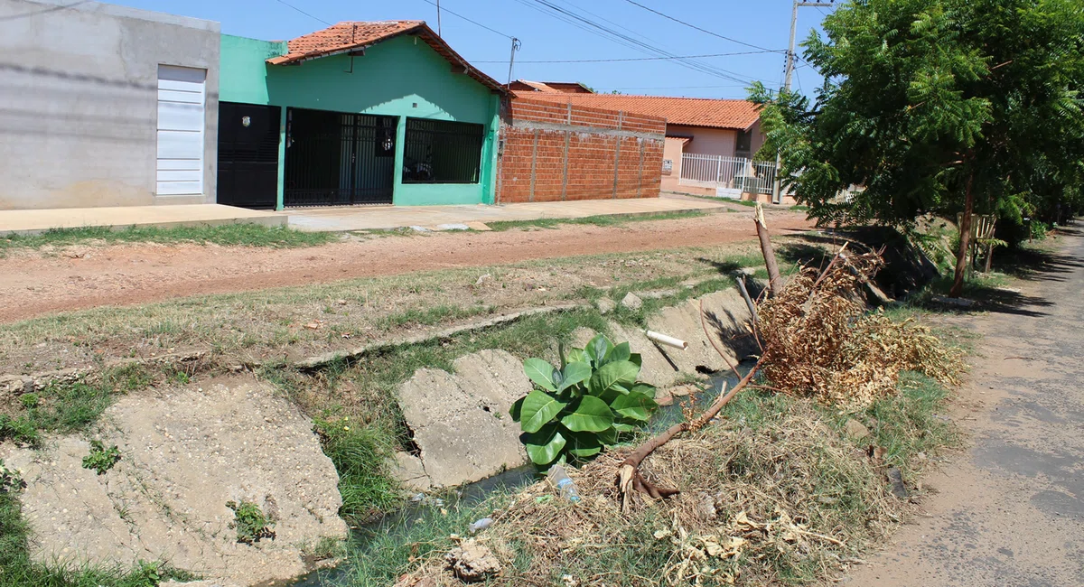 Profundidade em alguns pontos da galeria oferece risco de acidente aos transeuntes.