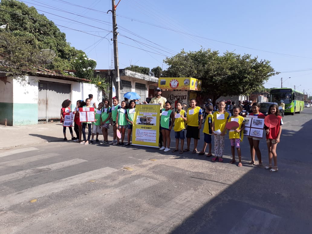 Alunos com agente da Strans realizando ação no trânsito