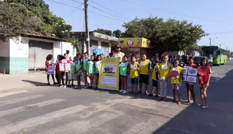 Alunos com agente da Strans realizando ação no trânsito