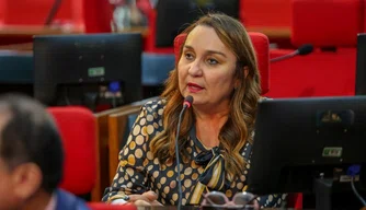 Deputada Flora Izabel (PT) em discurso na Assembleia Legislativa