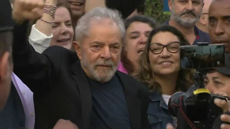 Lula deixa prisão em Curitiba