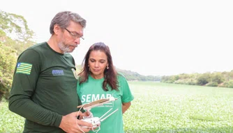 Secretária de Estado de Meio Ambiente e Recursos Hídricos em visita técnica ao rio Poti.