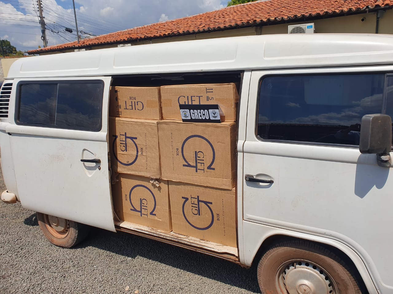 Carregamento de cigarros contrabandeados apreendidos durante a ação.