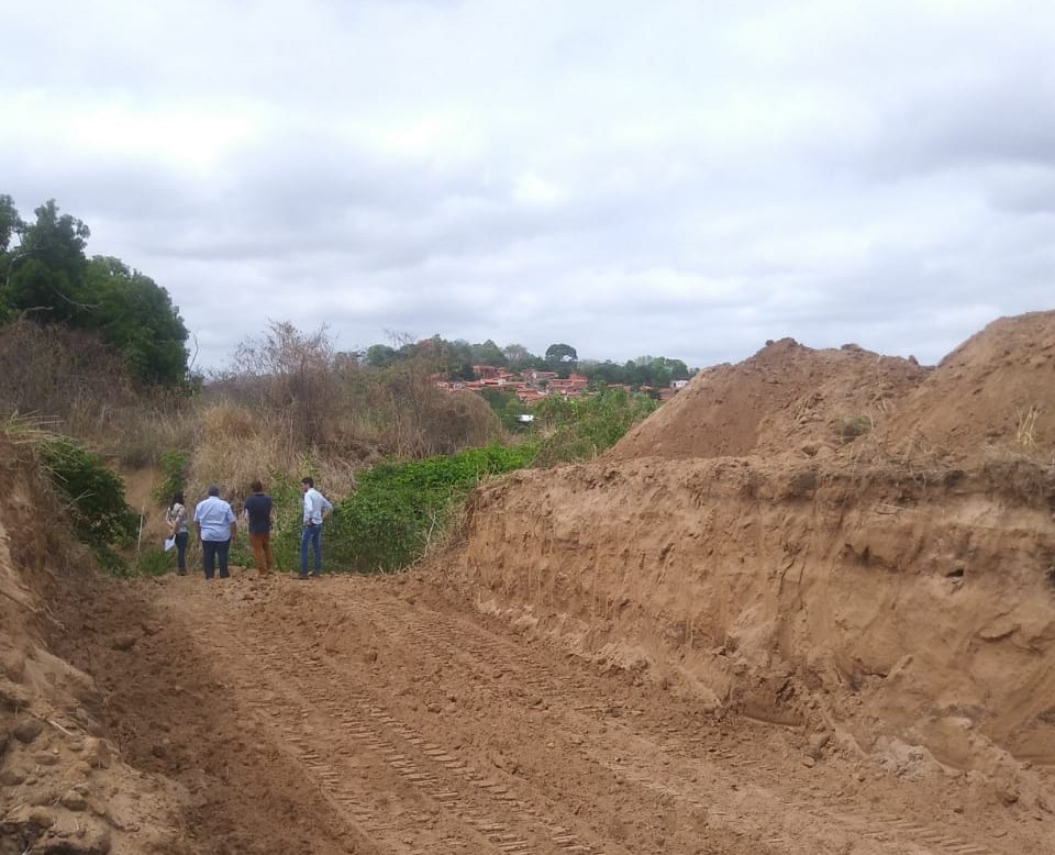 A primeira fase é a de terraplanagem.