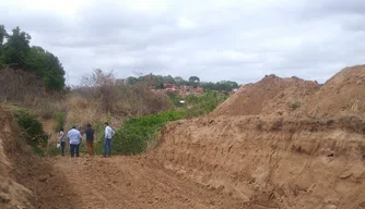 A primeira fase é a de terraplanagem.