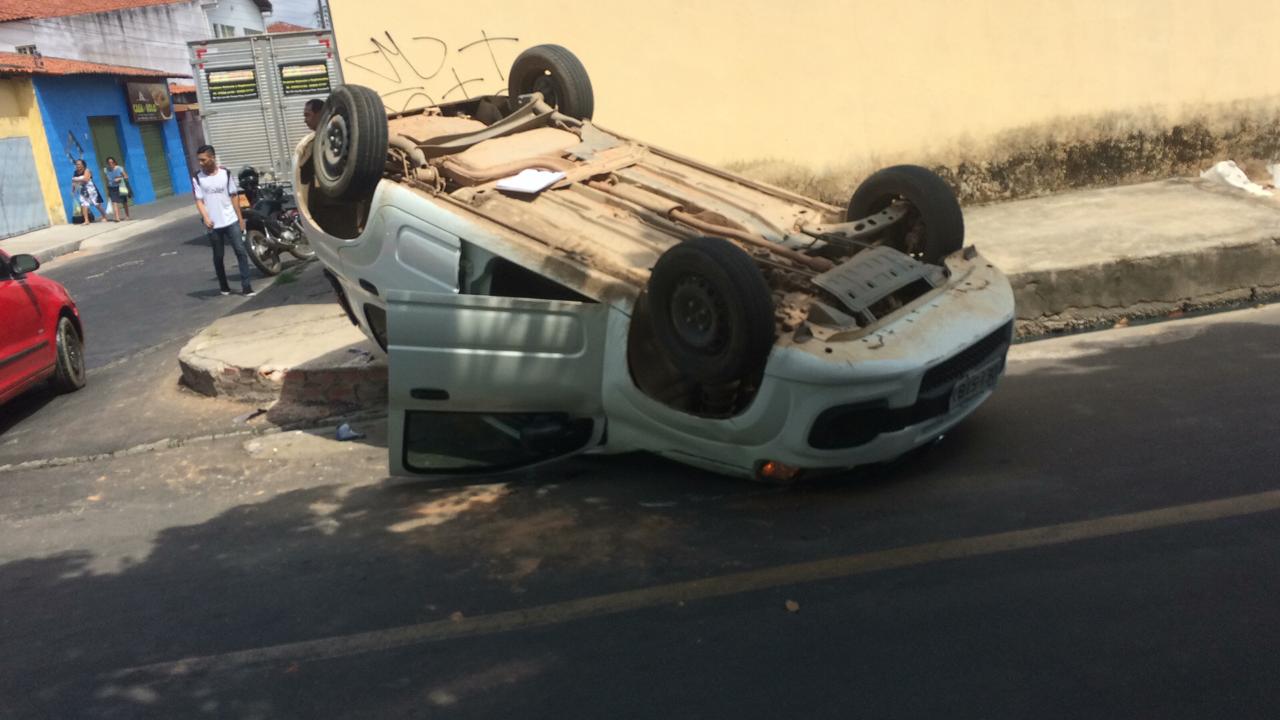 Carro capota ao colidir com ônibus no Parque Piauí