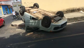 Carro capota ao colidir com ônibus no Parque Piauí