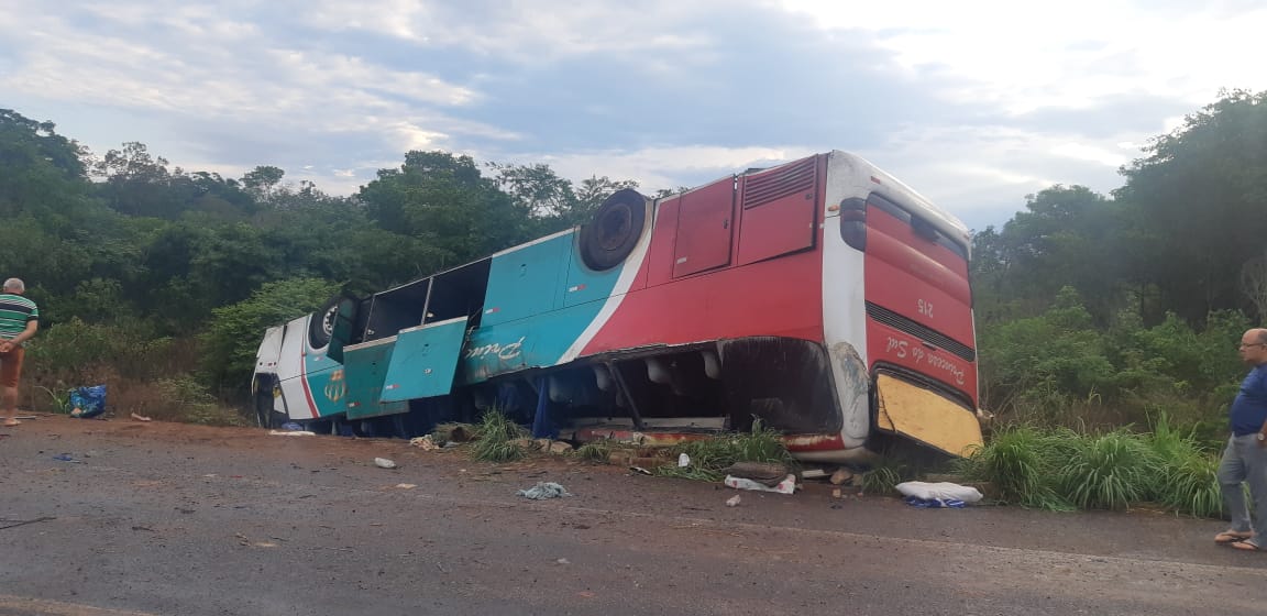 Ônibus tombado.