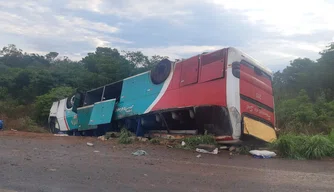 Ônibus tombado.