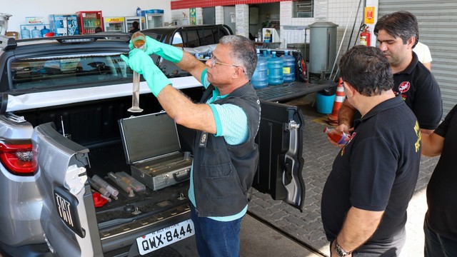 Em fiscalização, Procon encontra combustível adulterado e produtos vencidos em 6 postos