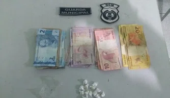 Foram apreendidas 13 pedras de crack, duas correntes e a quantia de R$ 165 em dinheiro trocado