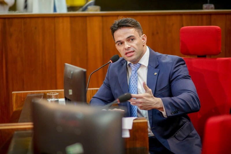 B. Sá Filho assume no lugar do deputado Fernando Monteiro.