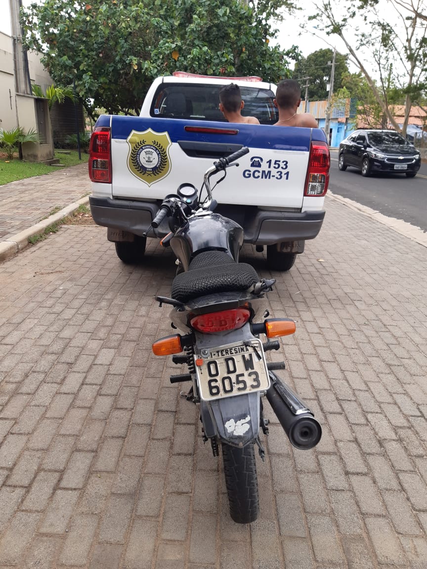 GCM apreende dois jovens e uma moto no Parque Lagoas do Norte