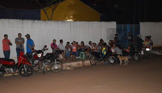 Na Creche Doroteia Cristo de Oliveira, pais passam a noite na fila.