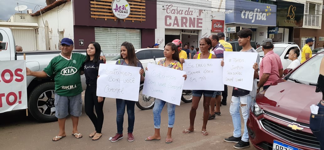 Com faixas e cartazes, os moradores foram até o 4º BPM