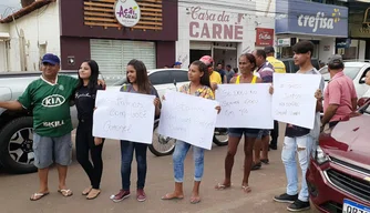 Com faixas e cartazes, os moradores foram até o 4º BPM