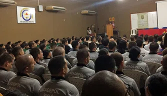 Mais de 200 policiais em formação participaram da solenidade.