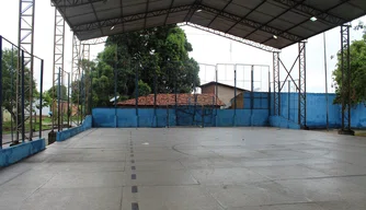 Quadra de esportes do bairro Água Mineral deteriorada e abandonada pelo poder público.