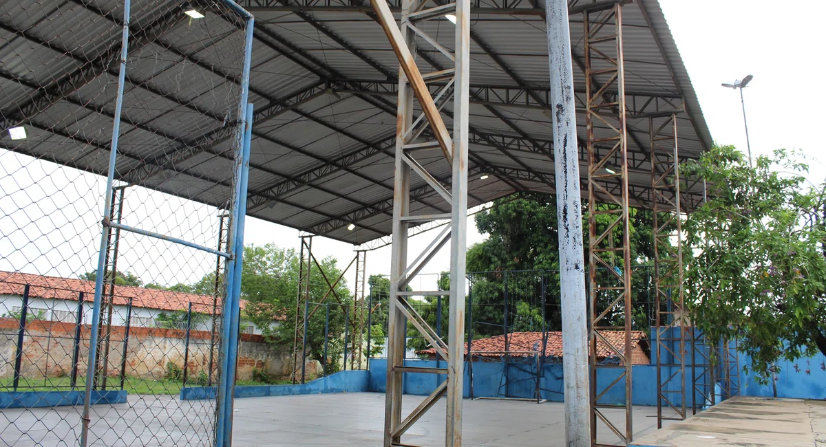 Quadra de esportes do bairro Água Mineral deteriorada e abandonada pelo poder público.