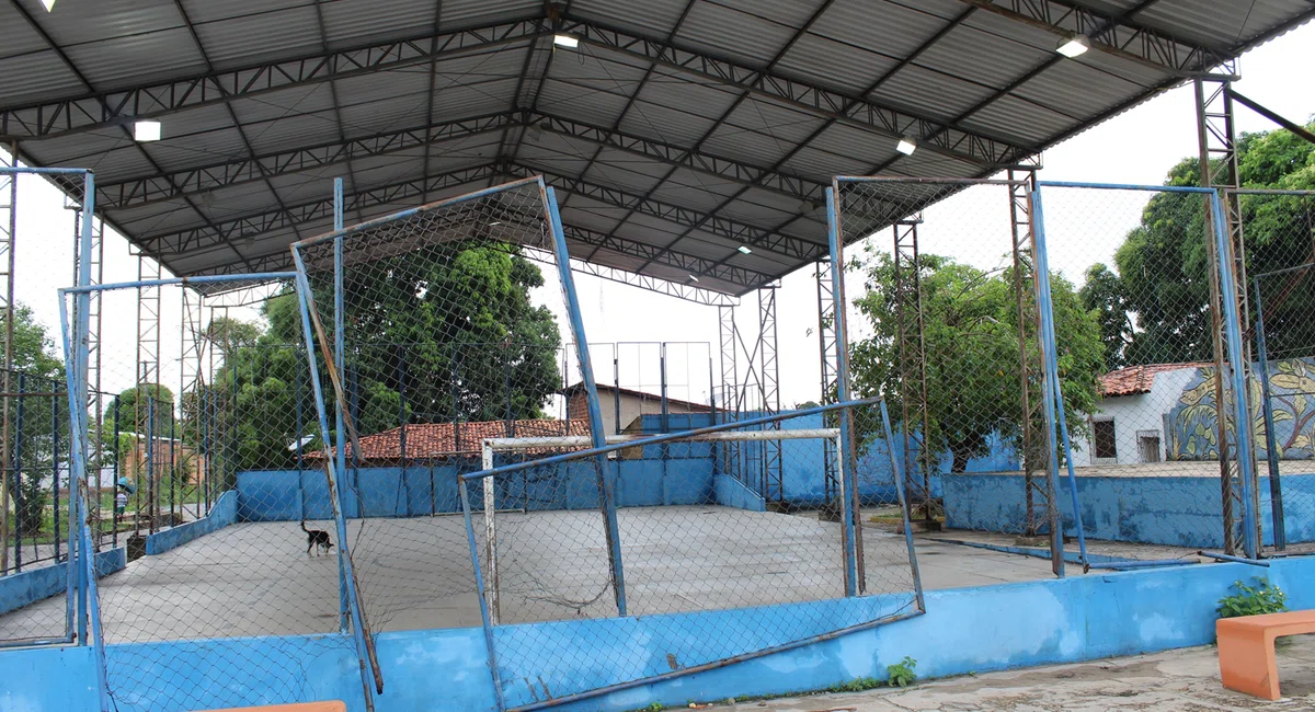 Quadra de esportes do bairro Água Mineral deteriorada e abandonada pelo poder público.